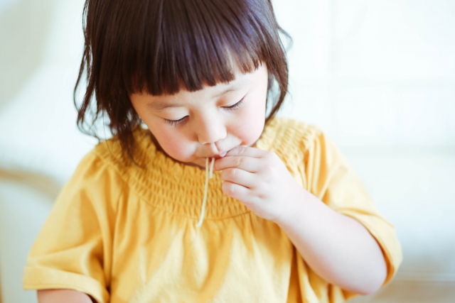 手づかみ食べはいつからはじめる スタートの仕方やおすすめレシピも紹介 保育のひきだし こどもの可能性を引き出すアイデア集