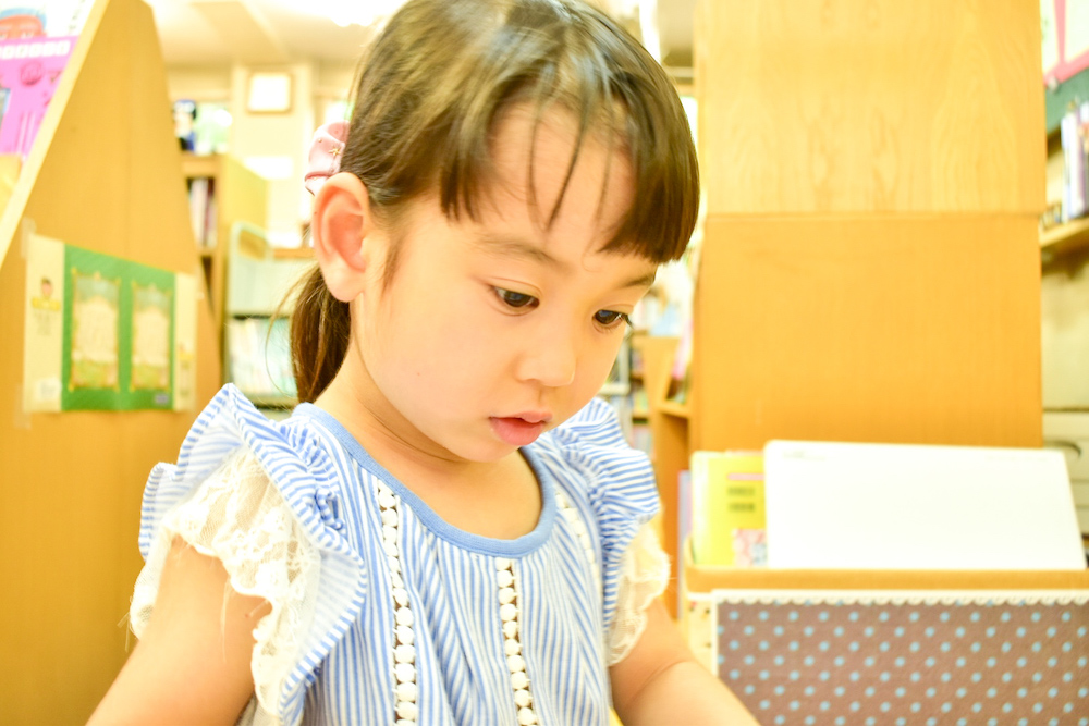 図鑑を子どもに与えるときのポイント 図鑑を取り入れる意味 ねらい 選び方 保育のひきだし こどもの可能性を引き出すアイデア集