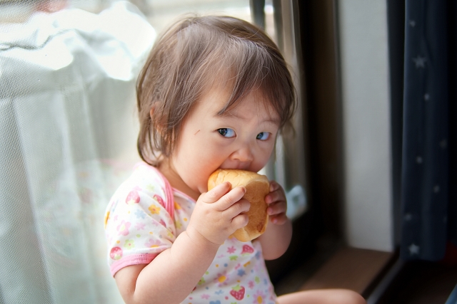 手づかみ食べはいつからはじめる スタートの仕方やおすすめレシピも紹介 保育のひきだし こどもの可能性を引き出すアイデア集